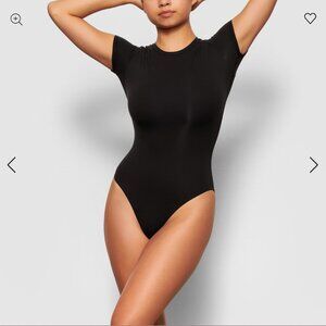 SKIMS I COTTON JERSEY I T-SHIRT BODYSUIT I ONYX I M